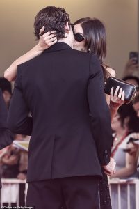 Kaia Gerber, 23 de ani, îmbrăcată într-o rochie din dantelă neagră, arată afecțiune pentru Lewis Pullman, 32, la Festivalul de Film de la Veneția.