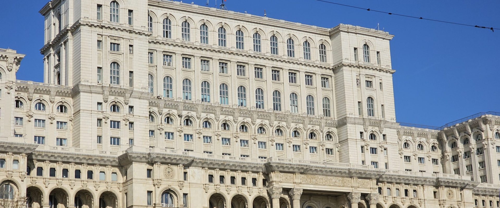 Luni, Guvernul își asumă responsabilitatea pentru cinci proiecte din al