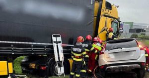 Coliziune seriousă în Suceava. O femeie a decedat, iar trei tinerete au fost rănite, după ce un vehicul a intrat sub un camion.