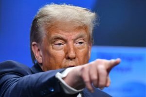 Trump inițiază un proces de 15 miliarde de dolari pentru defăimare împotriva New York Times, acuzând ziarul de mitueme de decenii despre președintele său preferat
