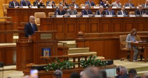 AUR a adus în fața Parlamentului moțiunile de cenzură, în condiții de sală aproape neocupată. Opoziția îi reproșează Guvernului „terorism legislative”.