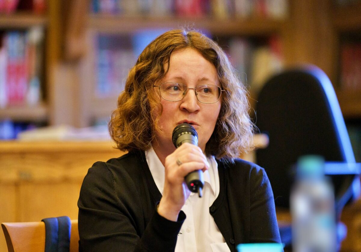 [ad_1] Oana Fotache Dubălaru, decana Facultății de Litere a Universității din București, scrie despre percepția asupra orașului Paris din Statele Unite
