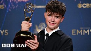 Owen Cooper, starul adolescenței, devine cel mai tânăr câștigător masculin la Emmy.