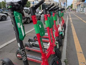 Un grup de 11 indivizi, printre care se numără și o femeie urmărită la nivel național, suspectați de furtul a 49 de acumulatori de trotinete electrice, pe care i-ar fi comercializat onlineea noastră”