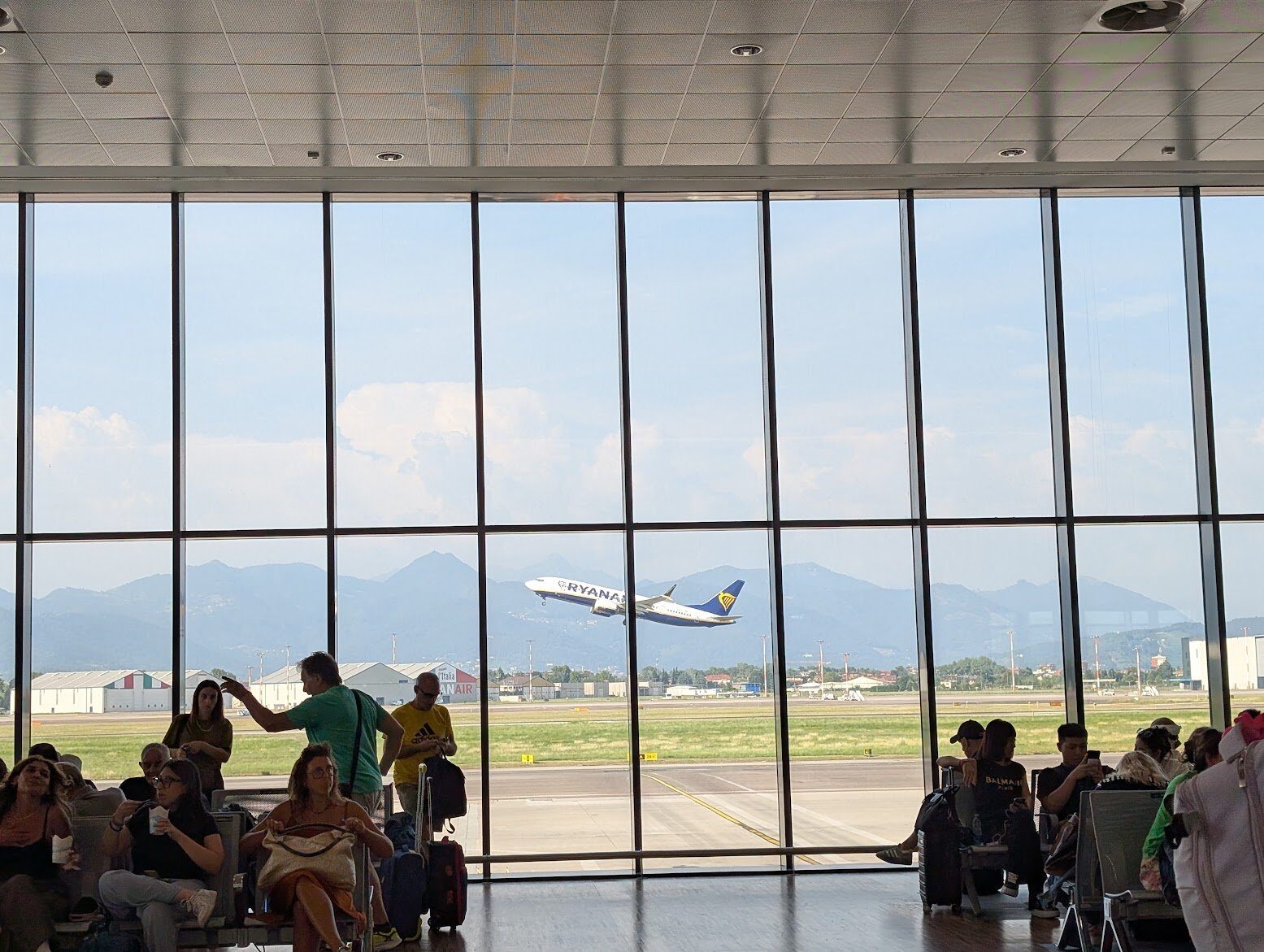 [ad_1] Duminică seara, la aeroportul din Nisa, Franța, a fost evitată la limită o coliziune între două avioane de pasageri, conform informațiilor furnizate de Biroul de Investigații și Analize pentru Siguranța Aviației Civile (BEA)