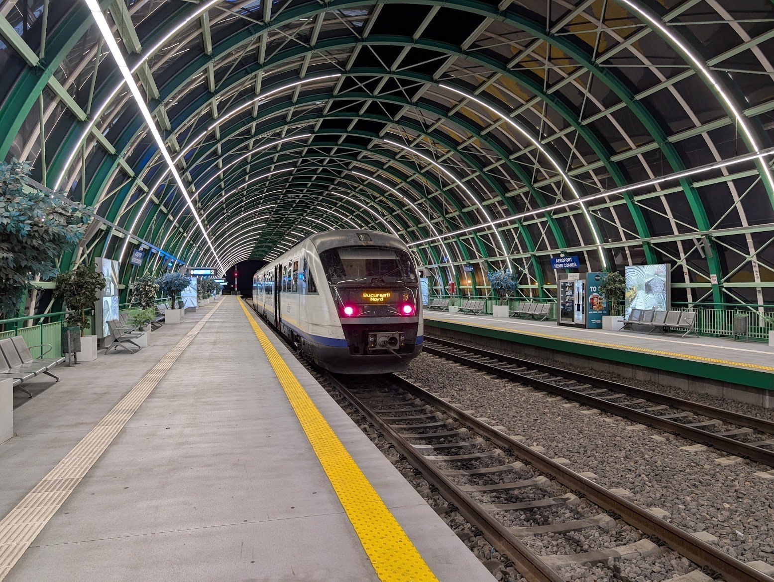 [ad_1] Naționăm că, în perioada 14-17 octombrie 2025, între orele 09:00 și 14:00, zece trenuri pe ruta București Nord – Aeroport Henri Coandă nu vor circula, din cauza unor lucrări la infrastructura feroviară