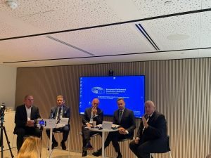 Parlamentarii europeni români din cadrul PPE sunt de părere că premierul Bolojan a avut influență pozitivă la Bruxelles și că a reușit să diminueze probabilitatea blocării fondurilor UE. Totodată, din partea AUR există critici la adresa Guvernului pentru nepublicarea informației legate de inițierea de către executivul UE a procedurii de dialog structurat cu Parlamentul European în vederea suspendării fondurilor.