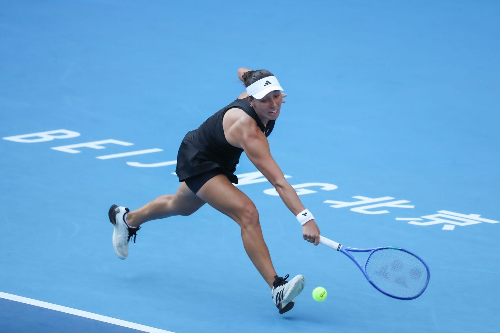 [ad_1] Jessica Pegula își continuă parcursul la China Open Jessica Pegula, numărul 5 mondial, a reușit o victorie dramatică în fața lui Emma Raducanu, cap de serie 30, cu scorul de 3-6, 7-6(9), 6-0