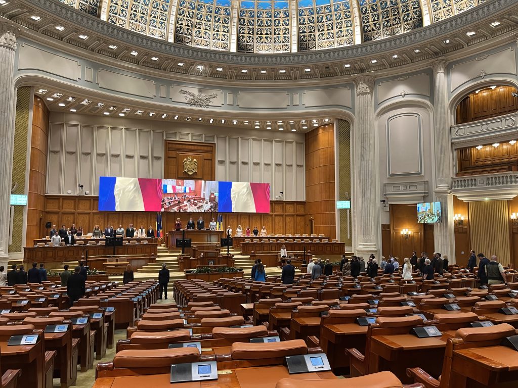 VIDEO Plenul Parlamentului, aproape gol la citirea moțiunilor de cenzură depuse de opoziție / AUR, POT și SOS acuză Guvernul de „terorism legislativ”