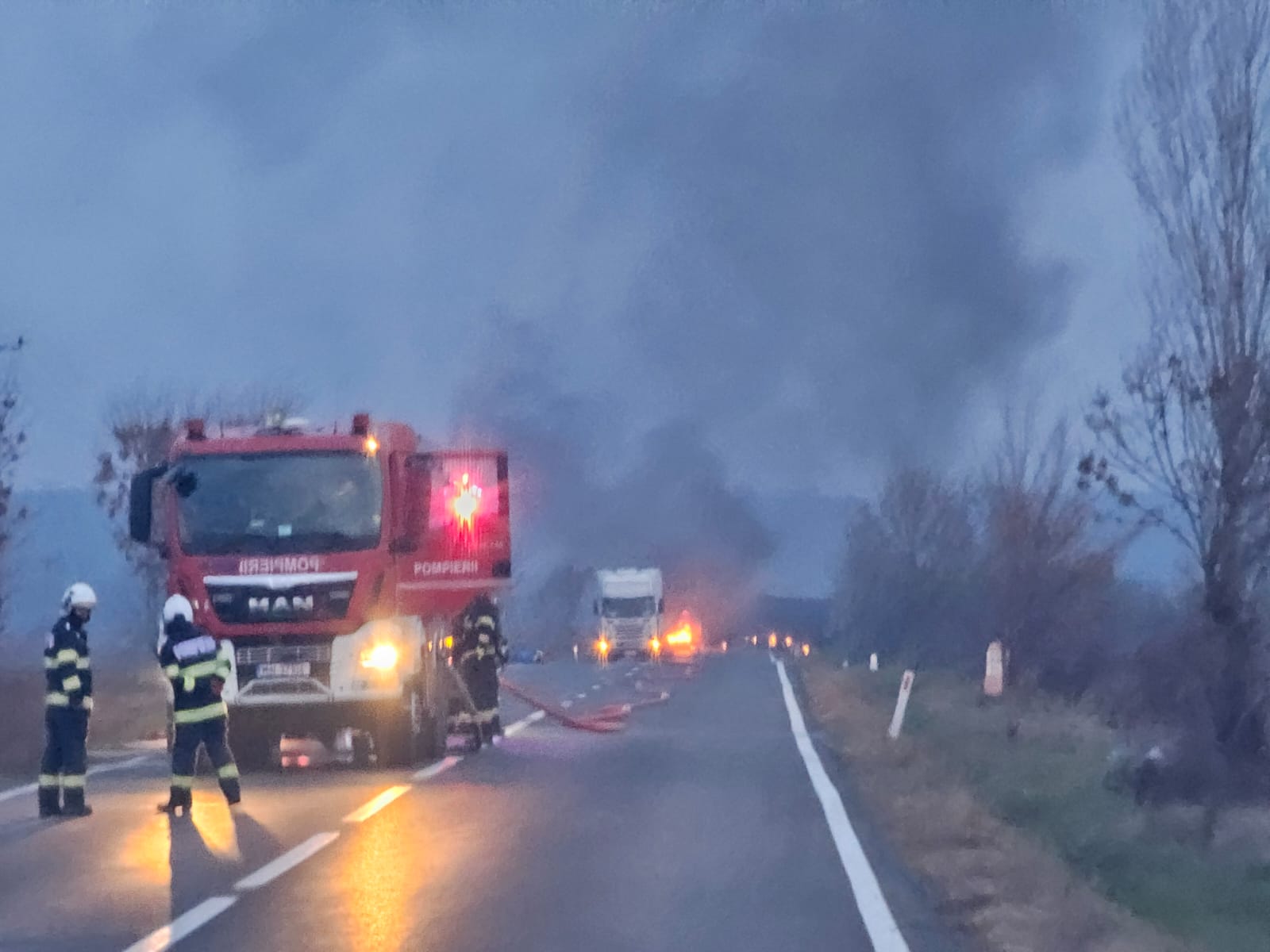 [ad_1] Traficul pe autostrada A2 a fost reluat după ce un camion încărcat cu granule de plastic a fost cuprins de incendiu în apropierea localității Murfatlar, în județul Constanța
