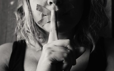 Profil-alb-negru-tacere-Foto-Pexels-com-e1702999633516.jpg