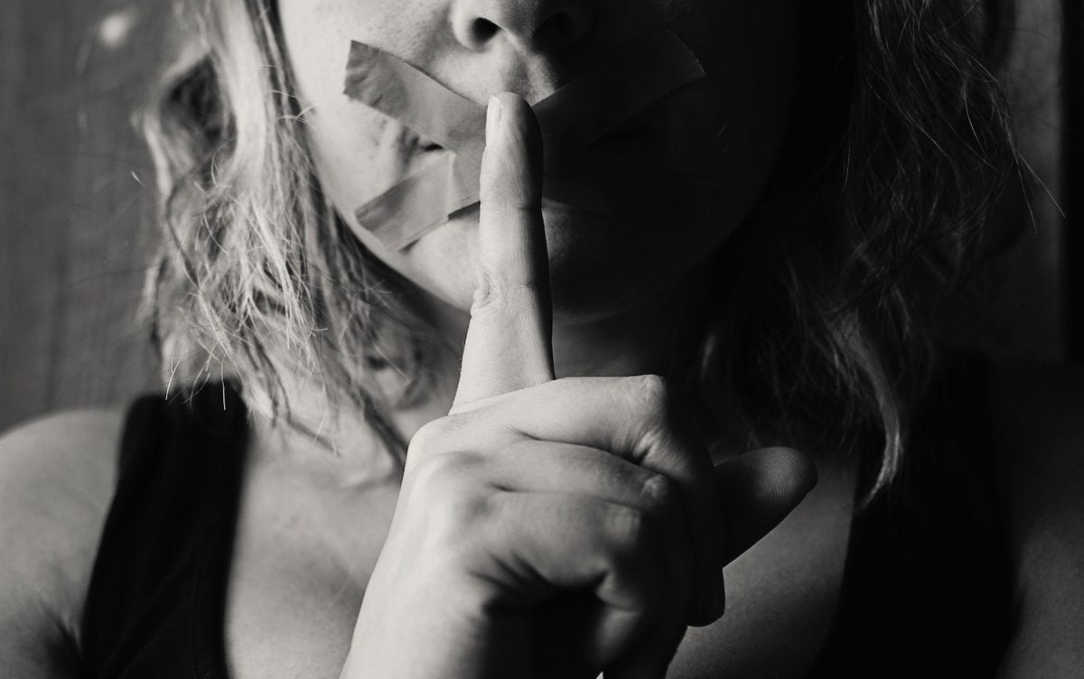 Profil-alb-negru-tacere-Foto-Pexels-com-e1702999633516.jpg