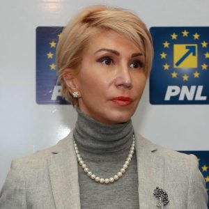 Proiect de lege propus de Raluca Turcan: Angajatorii au posibilitatea să transfere lunar, în plus față de contribuția obligatorie de 4,75% la Pilonul II, până la 150 de euro deductibili.