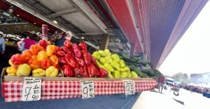 Fotografie | Prețurile legumelor pentru murături în Piața Obor din București, septembrie 2025: Varza începe de la 2,90 lei pe kilogram, iar roșiile ajung până la 15 lei pe kilogram