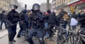 Aproximativ 540 de arestări în urma protestelor violente din Franța, unde au participat 200.000 de oameni împotriva austerității