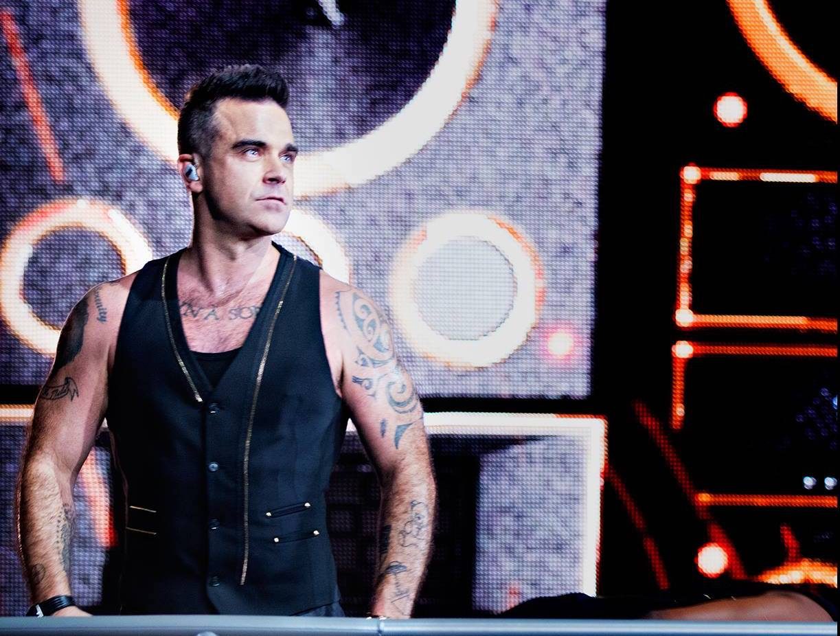 Doi angajați bulgari au fost dați afară după ce au susținut că au primit mită de la un convoi cu echipamente pentru un concert al lui Robbie Williams