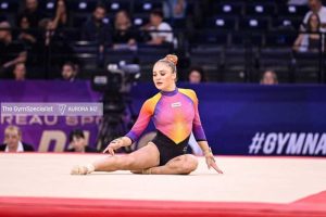 Sabrina Maneca Voinea câștigă medalia de aur la sol în gimnastică artistică, la Cupa Mondială de la Paris.