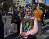 Calendar ortodox octombrie 2025 - Imagine cu o batrana care tine in brate o icoană ce o înfăţişează pe Sf Parascheva, în timpul pelerinajului de la Iaşi
