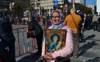 Calendar ortodox octombrie 2025 - Imagine cu o batrana care tine in brate o icoană ce o înfăţişează pe Sf Parascheva, în timpul pelerinajului de la Iaşi
