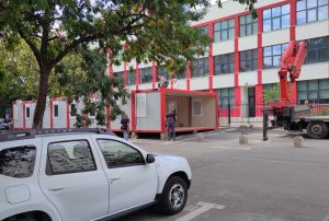 Directorii celei mai mari școli din București, Hamburg 195, își depun masiv demisiile; peste 230 de părinți intenționează să acționeze în instanță pentru a reclama haosul înainte de startul anului școlarea noastră”