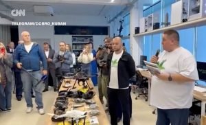 Veterani de război predau asamblarea și conducerea dronelor militare