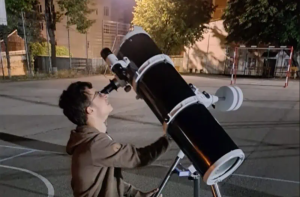 Elev botoșănean declarant campion la un concurs internațional de astronomie din Statele Unite, fiind cel mai valoros dintre peste 12.000 de concurenți. „Este un tânăr ambițios, hotărât să-și depășească limitele”