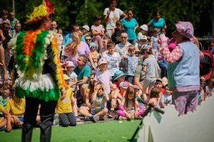 Festivalul Zilele Bucureștiului se desfășoară în weekend cu parade, confruntări florale, spectacole artistice, competiția de lumină iMapp și raliul Gumball