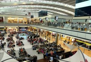 Aerporturile europene accelerează refacerea sistemelor de check-in după un atac cibernetic de amploare