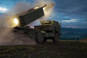 Ucraina beneficiază de armament din SUA printr-un program finanțat de aliații europeni; Zelenski solicită lui Trump clarificări esențiale.