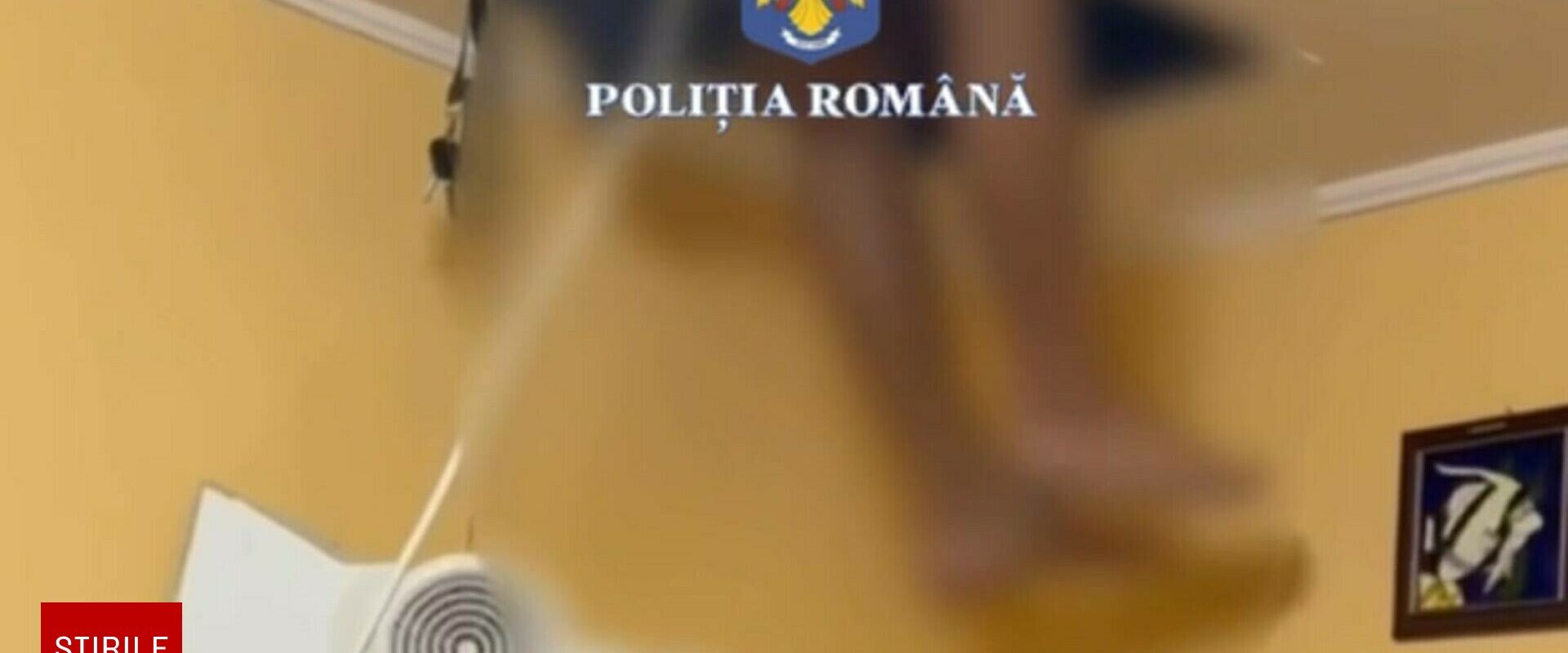 Un bărbat căutat de Poliția Capitalei s-a ascuns într-o gaură din tavan, când au venit mascații să-l ridice. VIDEO