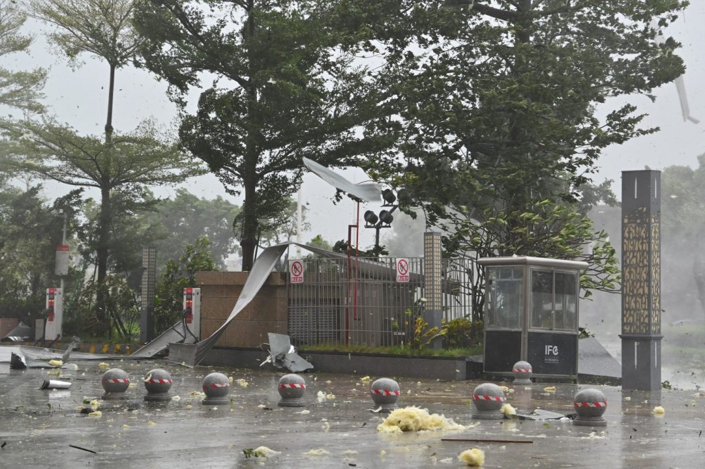 VIDEO Super-taifunul Ragasa a lovit sudul Chinei. Două milioane de oameni, evacuați din calea furtunii care a făcut deja ravagii în Taiwan și Filipine / Zeci de morți și peste 100 de dispăruți