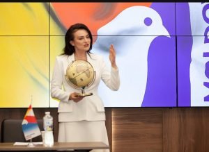 Zeci de descinderi în România înaintea scrutinului din Moldova, printre persoanele vizate aflându-se Victoria Furtună, fostă procuror și aspirantă la președinție, apropiată de oligarhul Ilan Șor, având domiciliul într-un imobil deținut de clanul Cordunenilor