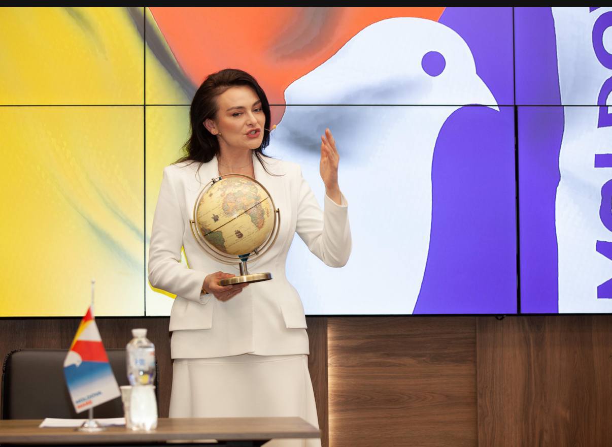 Zeci de descinderi în România înaintea scrutinului din Moldova, printre persoanele vizate aflându-se Victoria Furtună, fostă procuror și aspirantă la președinție, apropiată de oligarhul Ilan Șor, având domiciliul într-un imobil deținut de clanul Cordunenilor
