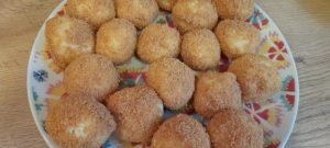 Papanasi prăjiți rapid în tigaie, ideali pentru mic dejun sau desert, cu miere, dulceață, smântână, fructe proaspete sau sos de fructeea noastră”