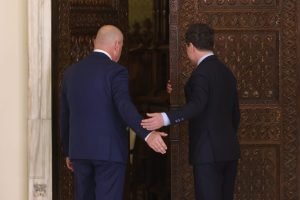 Ultimele dezvoltări: Discuția dintre Nicușor Dan și liderii coaliției guvernamentale s-a încheiat; decizii importante despre pensiile magistraților și reforma administrativă ar putea provoca demisia premierului și căderea guvernului