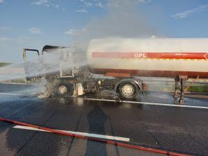 Cisternă cu acid sulfuric răsturnată pe DN 1 în județul Brașov, traficul fiind deviat pe trasee alternativeea noastră”