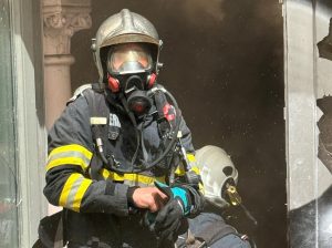 Incendiu intens în podul unui imobil din Constanța; un bărbat adus grav rănit la spitalea noastră”
