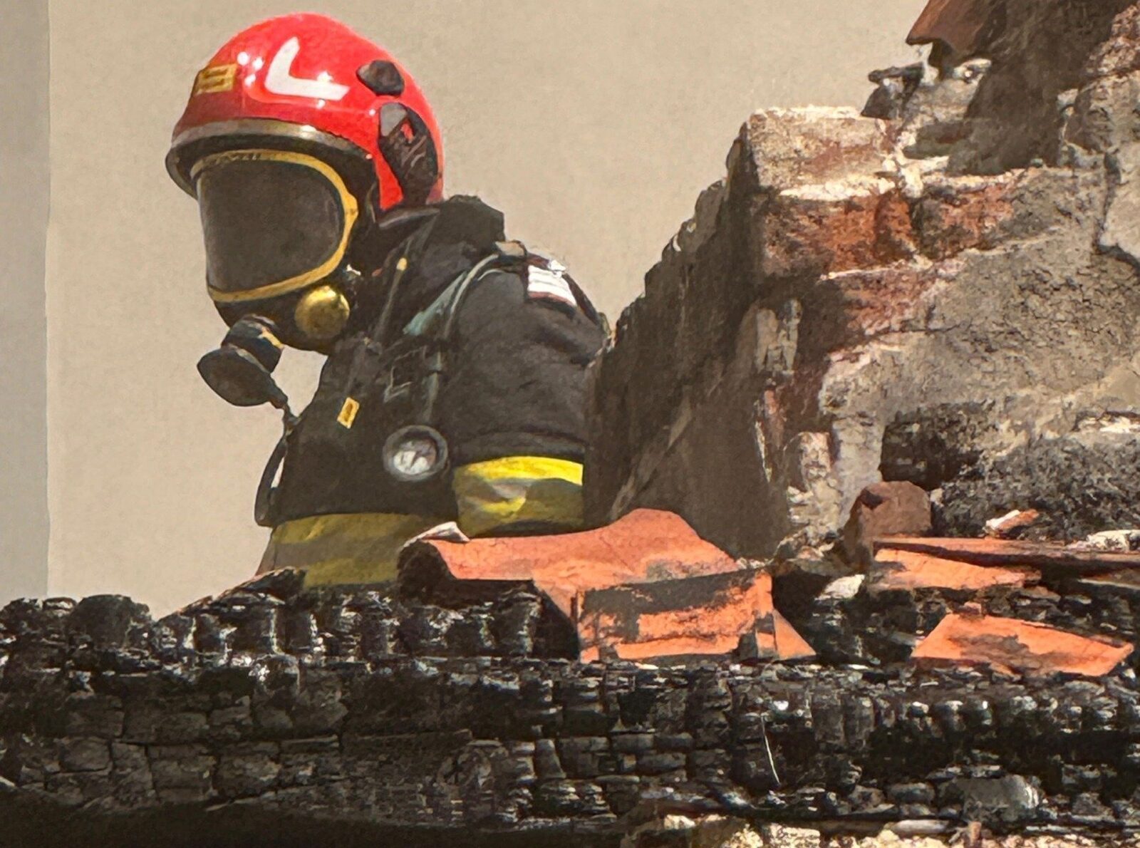 Incendiu la o unitate de reciclare deșeuri într-un sat din Arad, cu ardere extinsă pe 6.000 de metri pătrați; angajații au evacuat încetarea proprii.