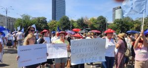 Noi demonstrații ale angajaților din învățământ în Piața Victoriei, cu sloganuri împotriva guvernului și chemări la sprijinea noastră”