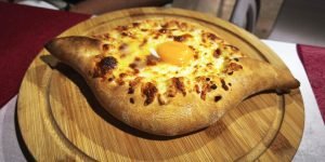 VIDEO | Khachapuri, delicioasa pizza tradițională georgiană cu aluat în formă de bărcuță, umplut cu brânză gratinată și ou moale