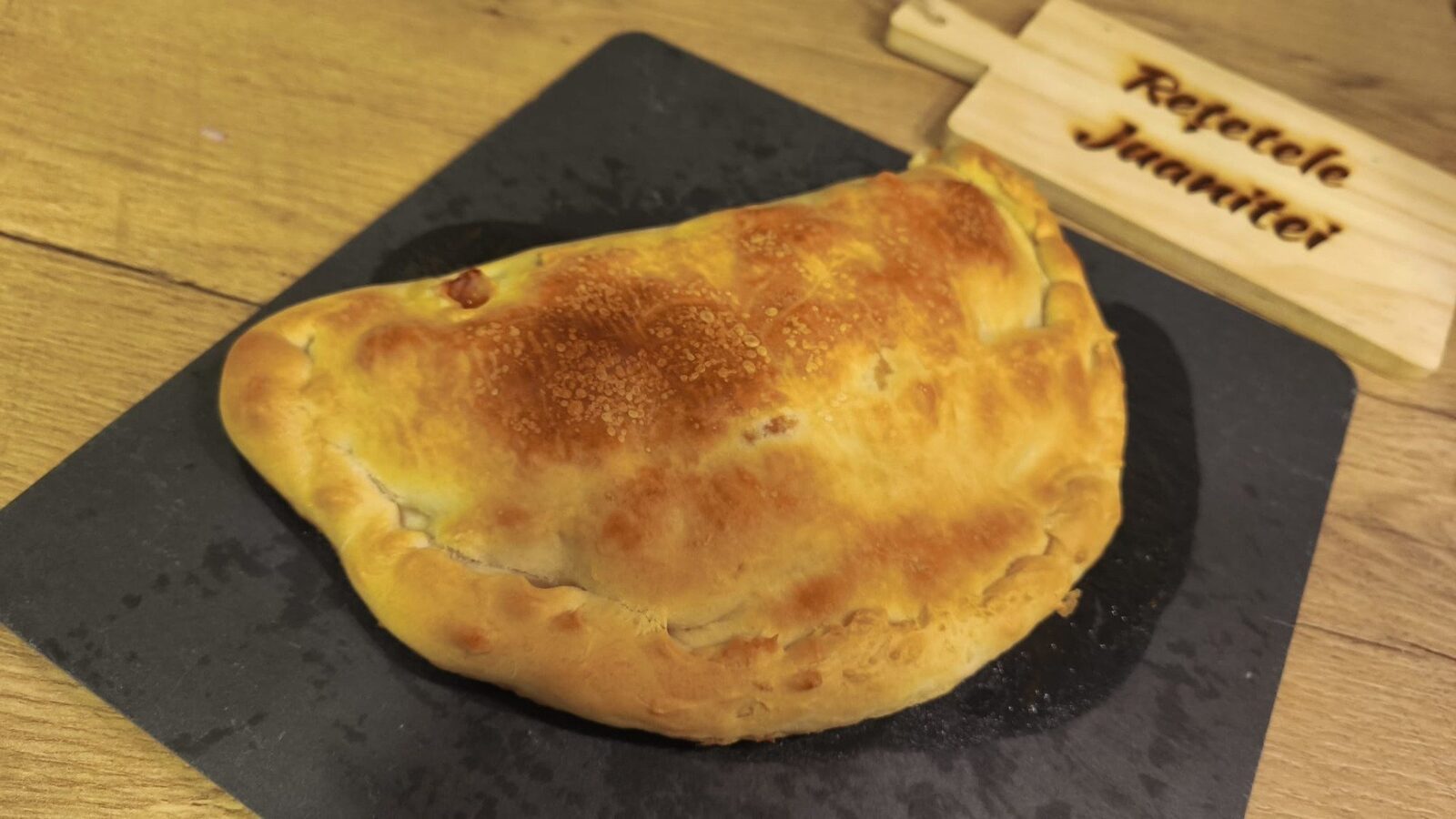 [ad_1] Calzone, asemănător cu pizza, are originile în sudul Italiei, în special în Napoli, orașul considerat leagănul pizzei