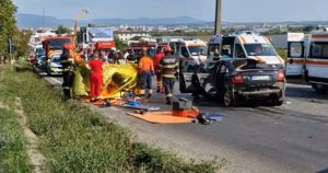 Un tată și fiul său de 14 ani și-au pierdut viața într-un accident grav lângă Baia Mare.