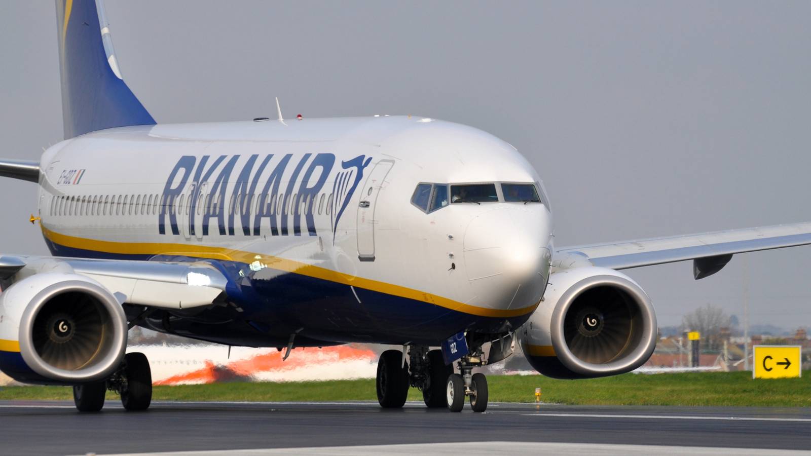 Ryanair va renunța la biletele de îmbarcare pe suport de hârtie, trecând exclusiv la aplicația mobilă.