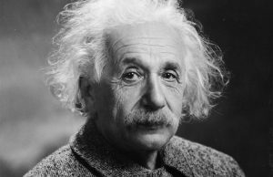 Vioara secretă a lui Einstein, ascunsă în timp ce evada de naziști, oferită la licitație pentru 300.000 de lire sterline / Albert Einstein a declarat că ar fi ales cariera de muzician dacă nu s-ar fi dedicat fiziciiea noastră”