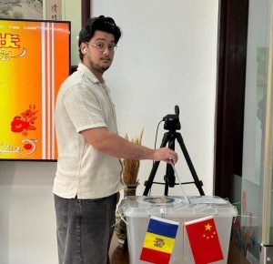 Un student în domeniul IT, stabilit în China, s-a trezit devreme pentru a ajunge la Ambasada Moldovei și a-și exercita dreptul de vot