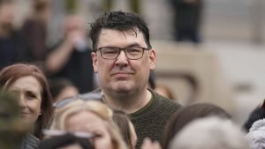 Arestearea lui Graham Linehan, scriitor de comedie, stârnește discuții despre libertatea de exprimare în Marea Britanie