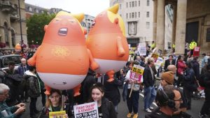 Manifestații, proiecții și inițiative: britanicii își exprimă nemulțumirea față de vizita lui Trump