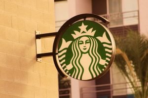 Starbucks explică politica companiei după ce un angajat a refuzat să scrie numele „Charlie Kirk” pe paharul unui client