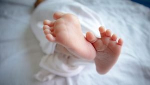 Încătușare pentru înregistrarea falsă a unui nou-născut pe numele unei alte persoane la spitalul din Târgu Cărbunești; o tânără de 26 de ani suspectată că a folosit documente de identitate aparținând unei rude