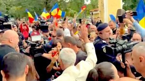 Susținător al lui Călin Georgescu, care a protestat împotriva măsurii de control judiciar și a afișat un steag legionar, este acum cercetat penal